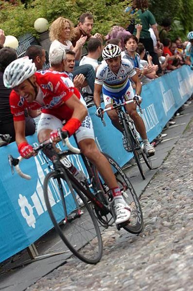 Paolo Bettini (Quickstep-Innergetic) follows Stefano Garzelli (Acqua &amp; Sapone-Caff&egrave; Mokambo).