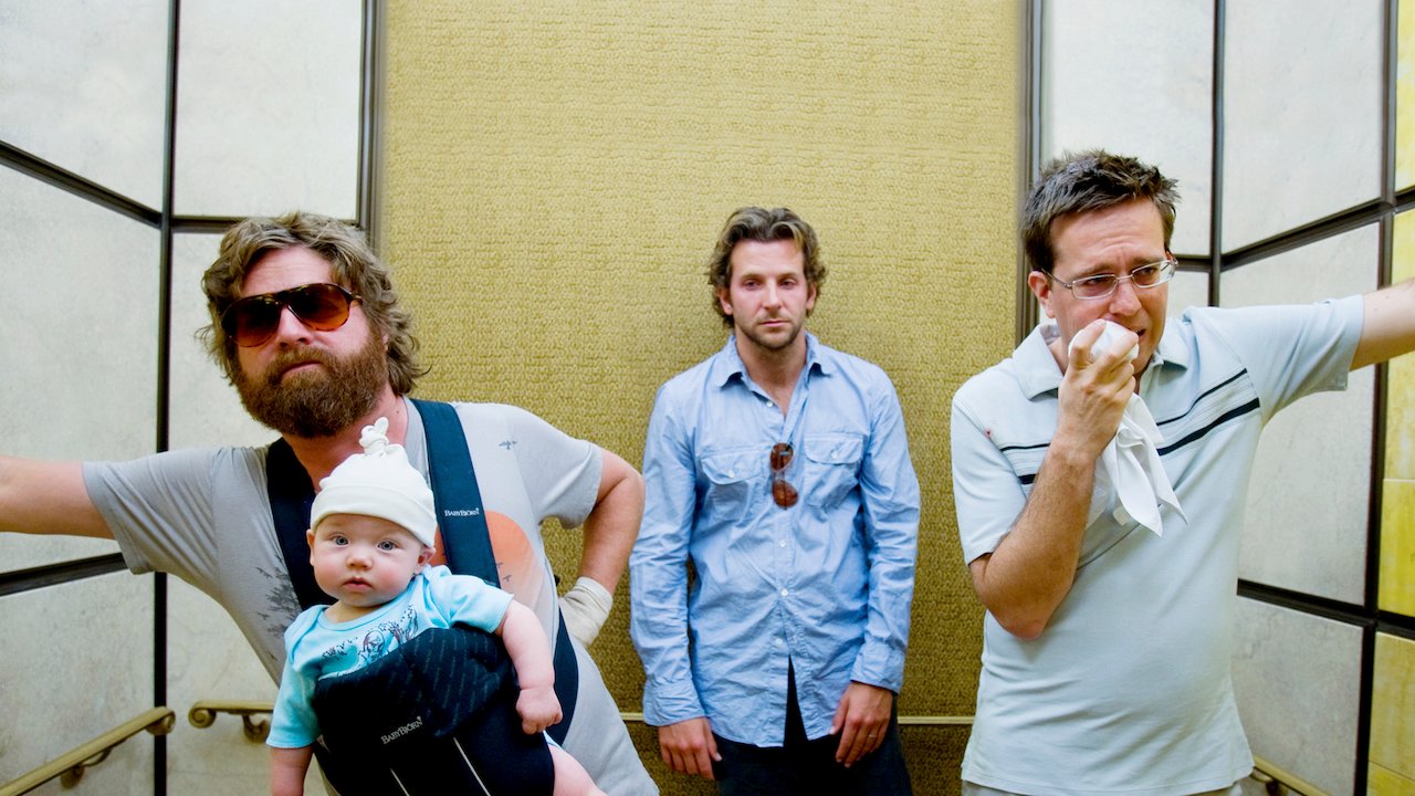 Zach Galifianakis como Alan (segurando o bebê), Bradley Cooper como Phil e Ed Helms como Stu no elevador em The Hangover