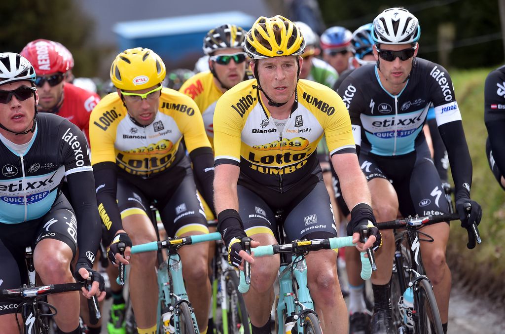 Maarten Wynants (Lotto-Jumbo) controlling the bunch