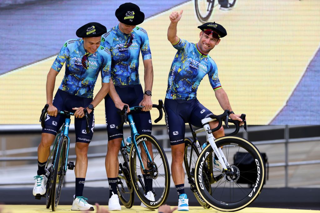 Tour de France kits, national champions on display at team presentation