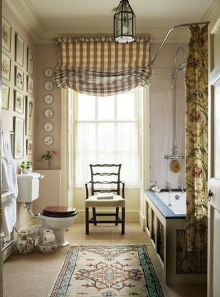 Country bathroom with wall plates, window treatment and chair