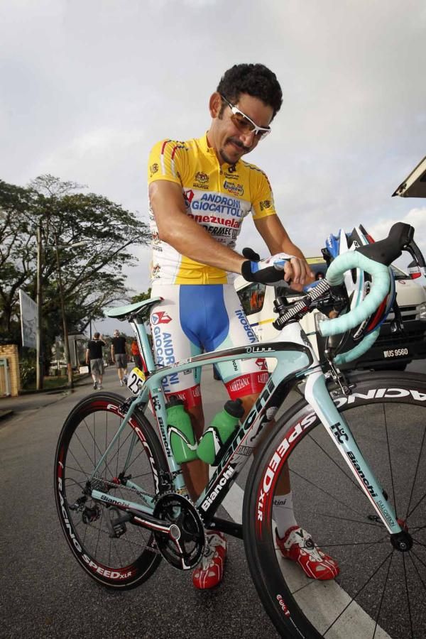 Jose Serpa (Androni-Venezuela) makes some late adjustments.