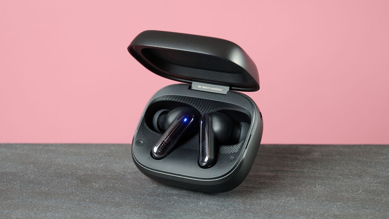 JBL Live Beam 4 in smart charging case