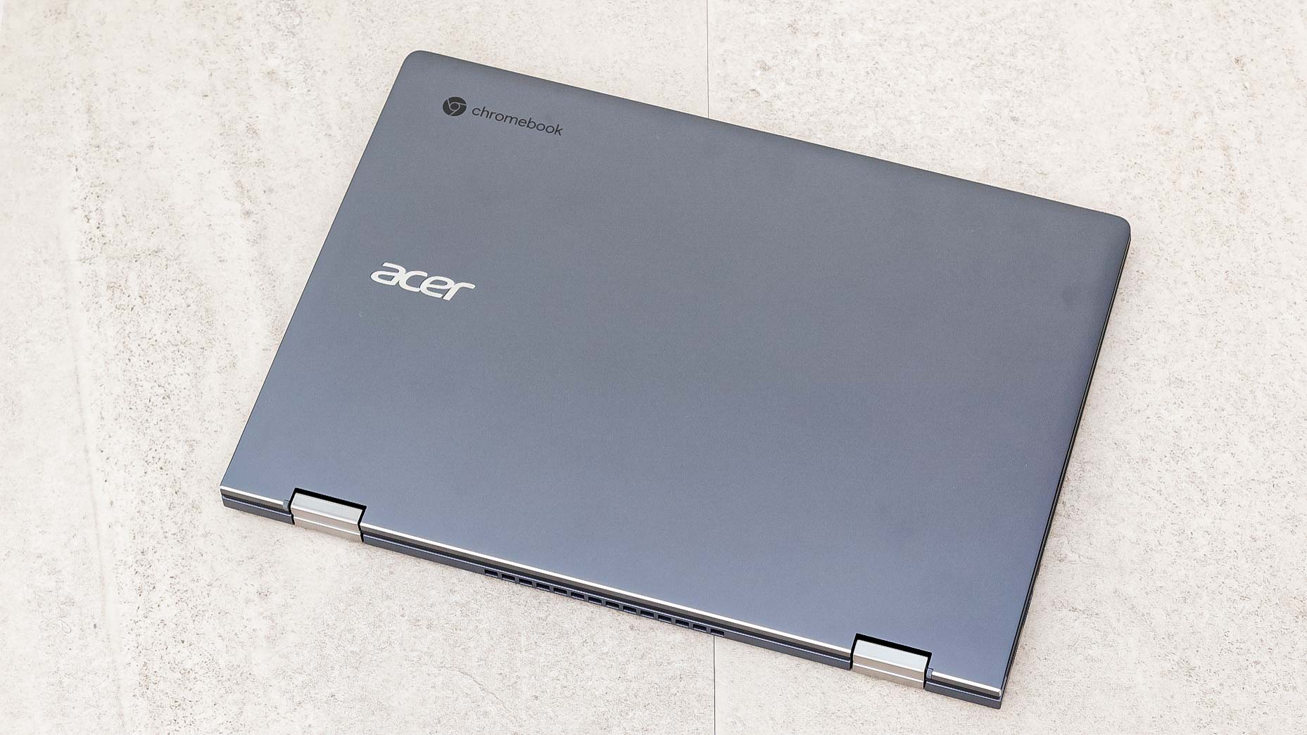 Acer Chromebook Spin 714 en el escritorio, tapa cerrada