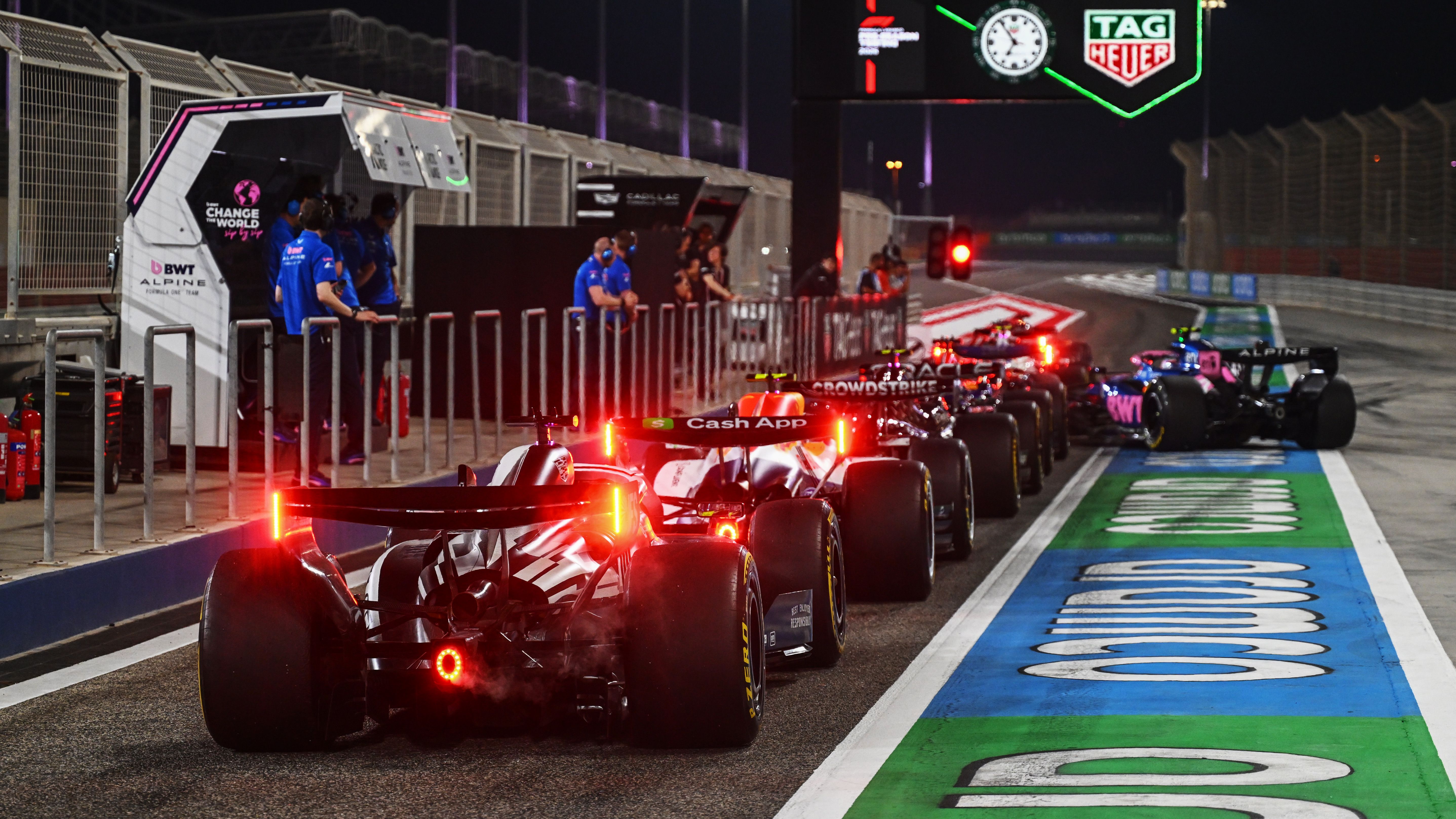 ليام لوسون من نيوزيلندا يقود (30) Visa Cash App Racing Bulls VCARB 03 RB Ford يقود سيرجيو بيريز من المكسيك يقود (11) فريق كاديلاك F1 فيراري في حارة الانتظار خلال اليوم الثاني من اختبار الفورمولا 1 في حلبة البحرين الدولية في 19 فبراير 2026 في البحرين.