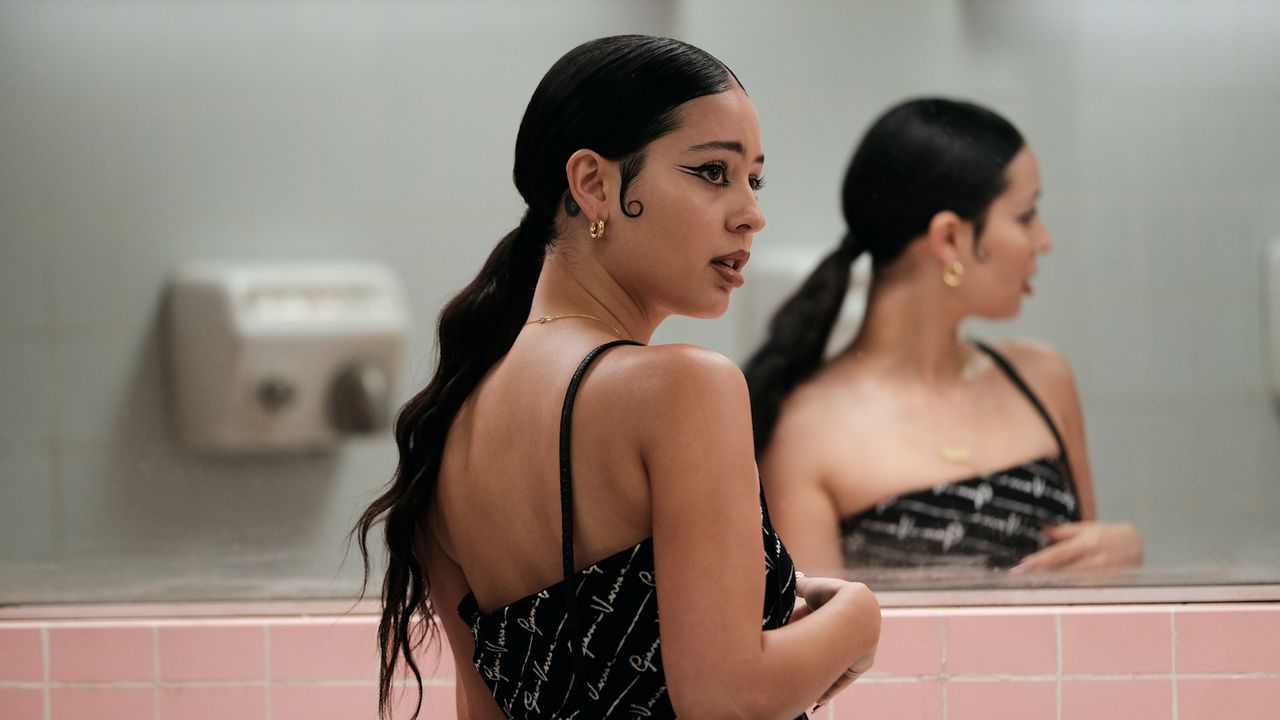 maddy from euphoria in the girls&#039; room in season 2, Alexa Demie, hair