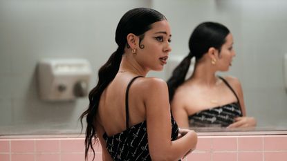 maddy from euphoria in the girls' room in season 2, Alexa Demie, hair