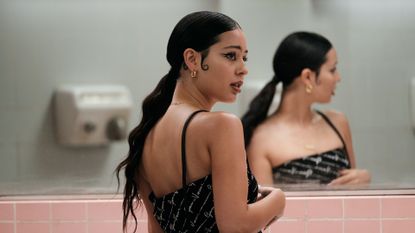 maddy from euphoria in the girls&#039; room in season 2, Alexa Demie, hair