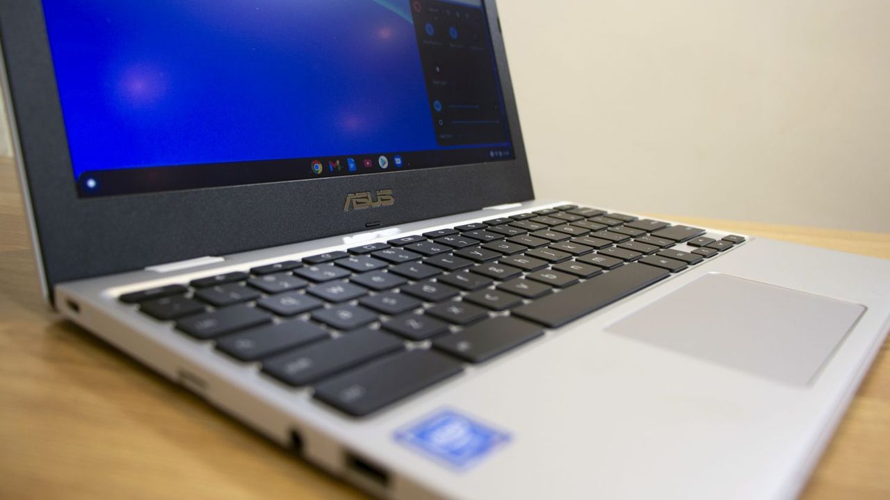 A closeup of the Asus Chromebook CX1's logo
