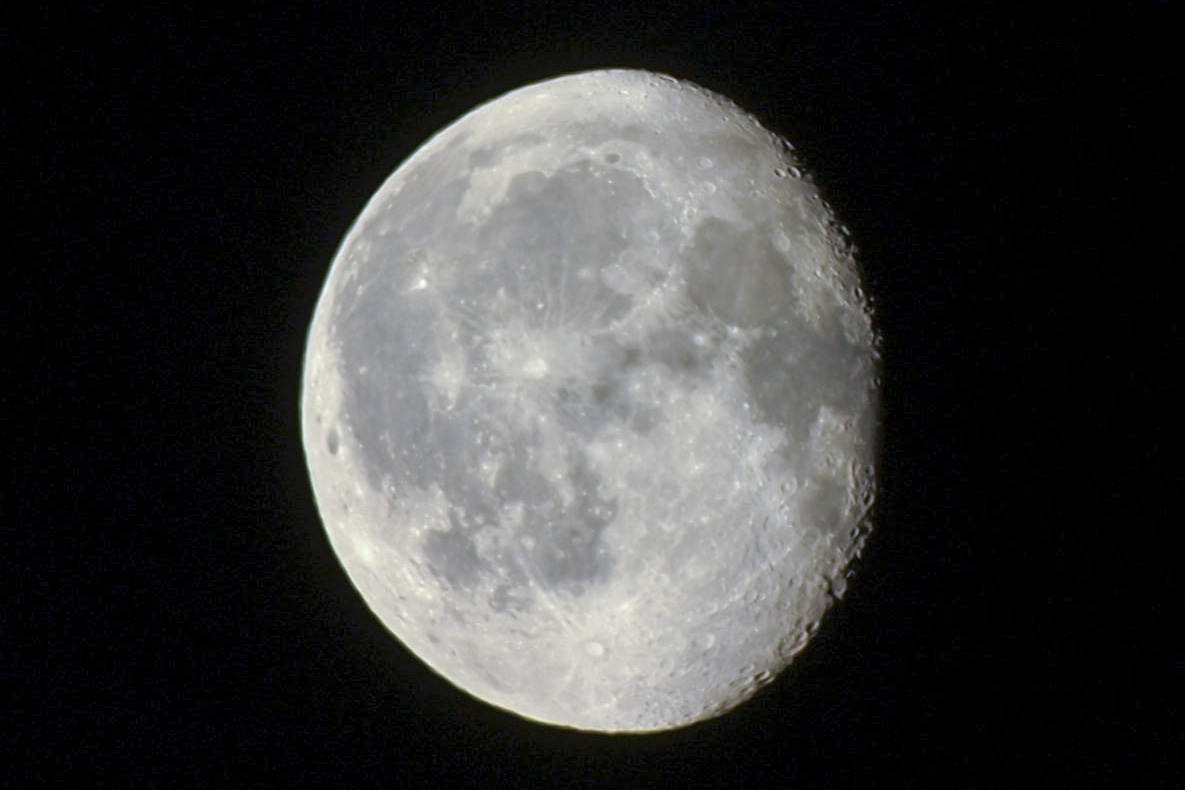 Primer plano de la luna llena tomado con el telescopio Vaonis Hestia emparejado con un Google Pixel 6