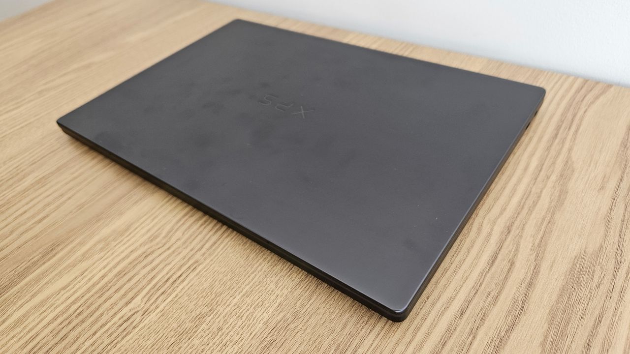 The XPS 14 (2026) on a desk