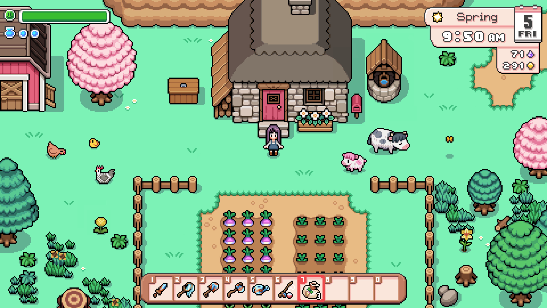 Fields of Mistria: un jugador se para fuera de su casa de campo de piedra mirando un pequeño parche de rábanos dentro de una cerca mientras una vaca y gallinas deambulan cerca.