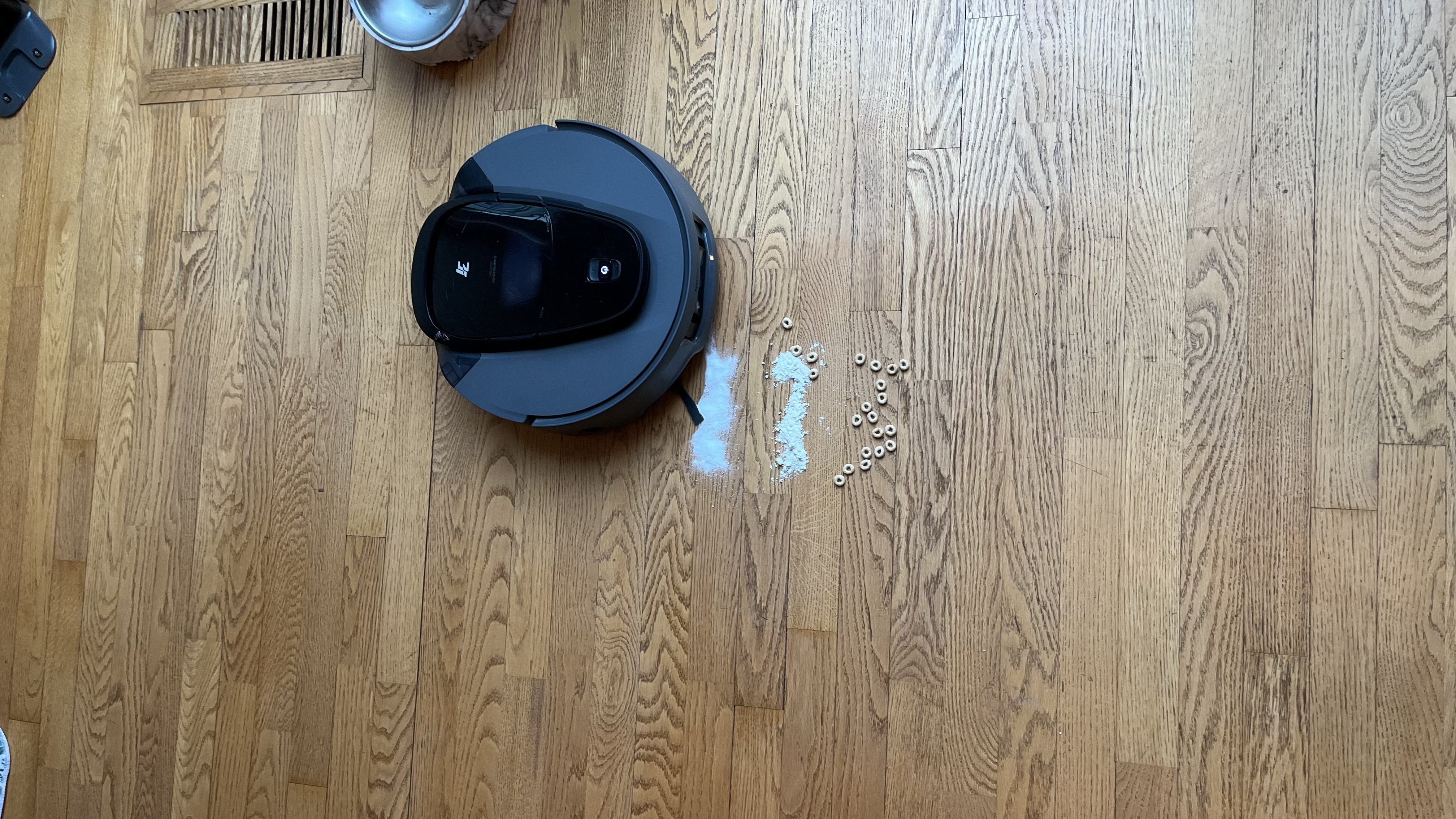 3i G10+ robot vacuum in use