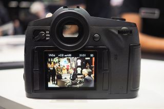 Aside from the power lever, the controls on the Leica S3 are completely unmarked