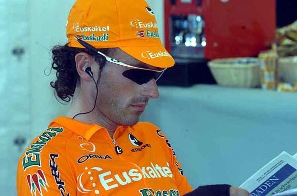 Iban Mayo (Euskaltel) catches up on his reading