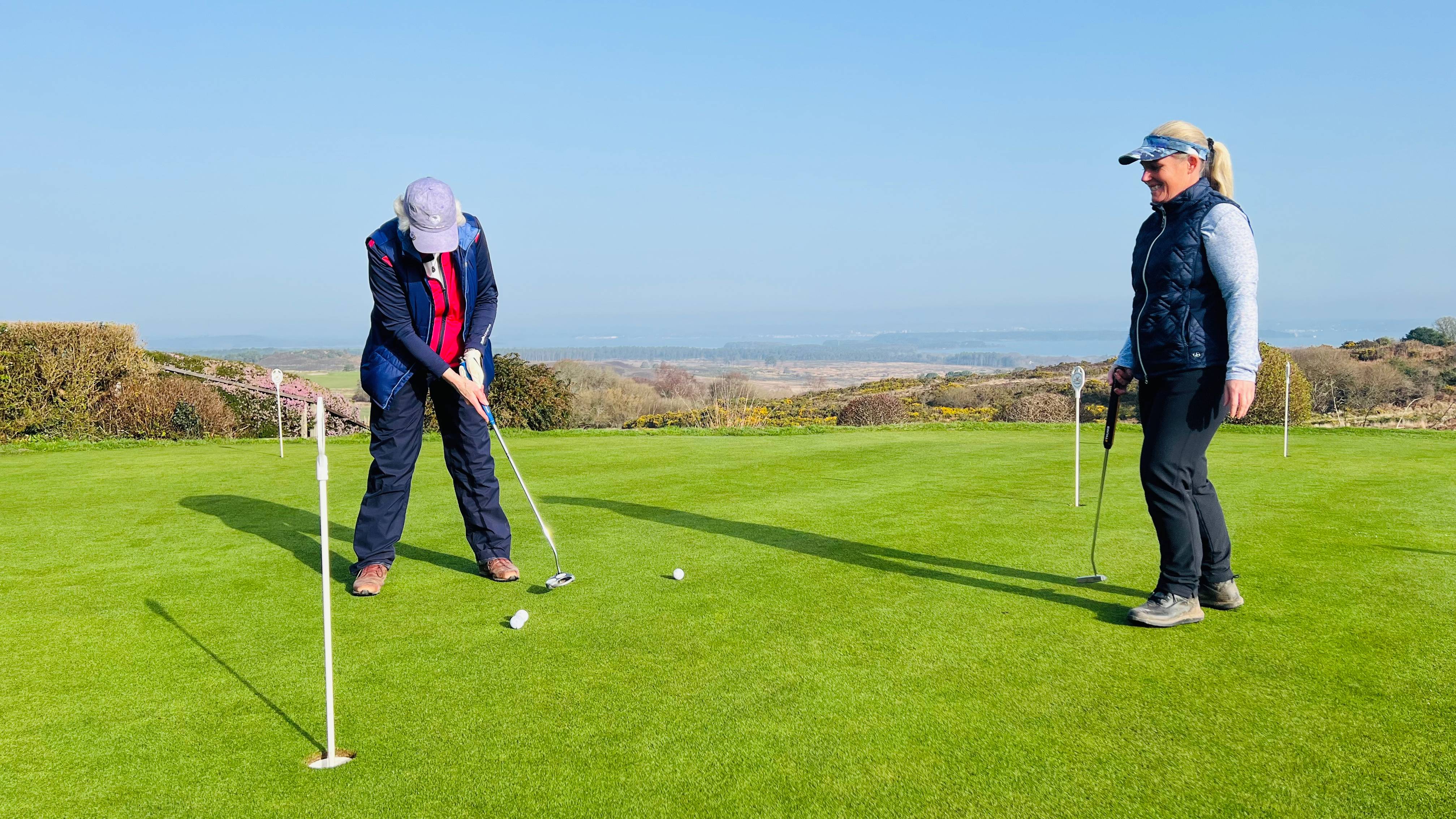 Carly Cummins giving advice on the putting green