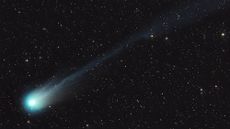 A green-tinged comet as seen in the night sky