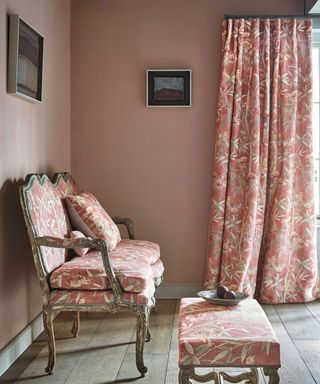 Country-curtain-ideas-for-living-rooms-8-Colefax-Fowler