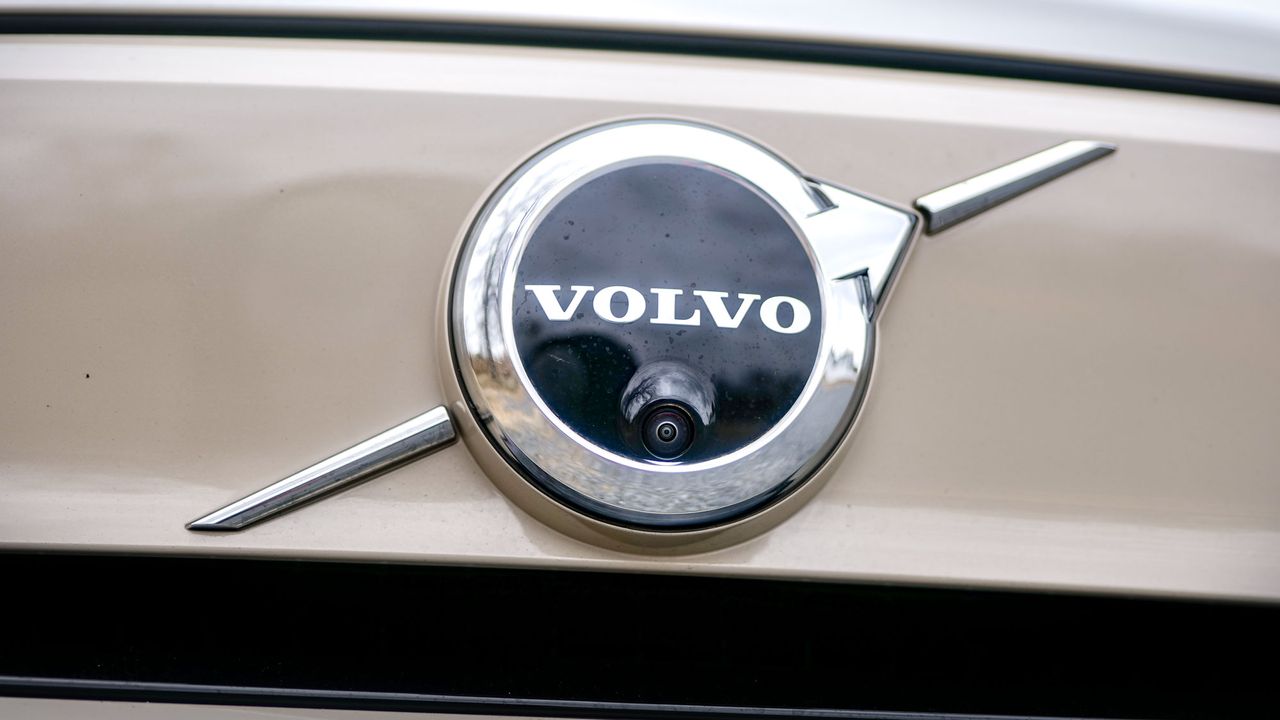 2025 Volvo EX40 Ultra Twin Motor test drive review.