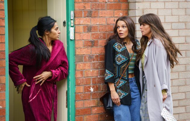 Kate and Sophie get drunk and end up snogging in Coronation Street!