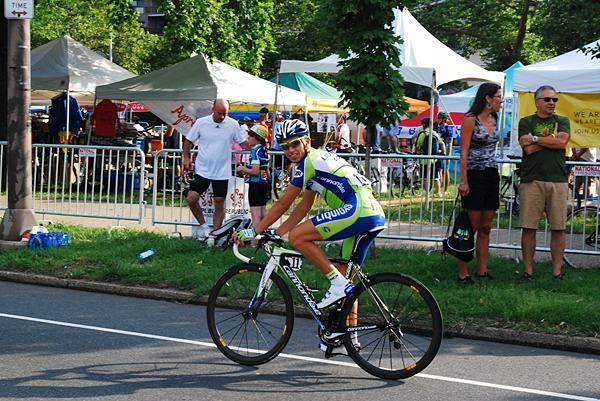 Valerio Agnoli (Liquigas-Doimo) checks out the women.