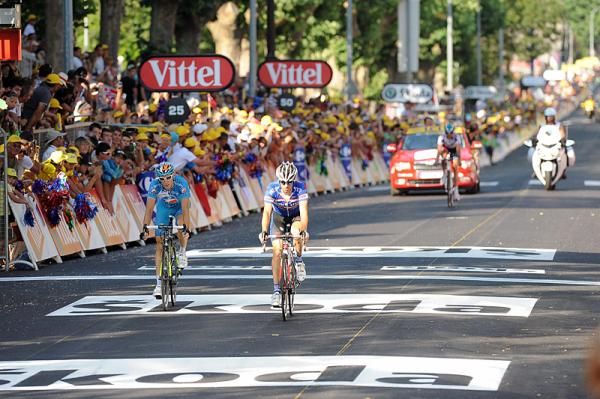 Dries Devenyns (Quick Step) outsprints Pierre Rolland (Bbox Bouygues Telecom) for third place.