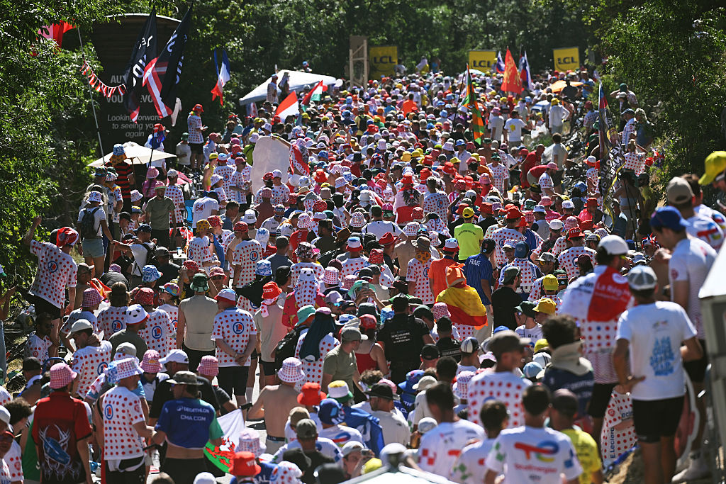 ALPE D&amp;amp;apos;HUEZ, FRANCE - JULY 24: Fans waiting for the peloton in the Alpe d&amp;amp;apos;Huez (1835m) during the 113th Tour de France 2026, Stage 19 a 127.9km stage from Gap to Alpe d&amp;amp;apos;Huez 1835m / #UCIWT / on July 24, 2026 in Alpe d&amp;amp;apos;Huez, France. (Photo by Dario Belingheri/Getty Images)
