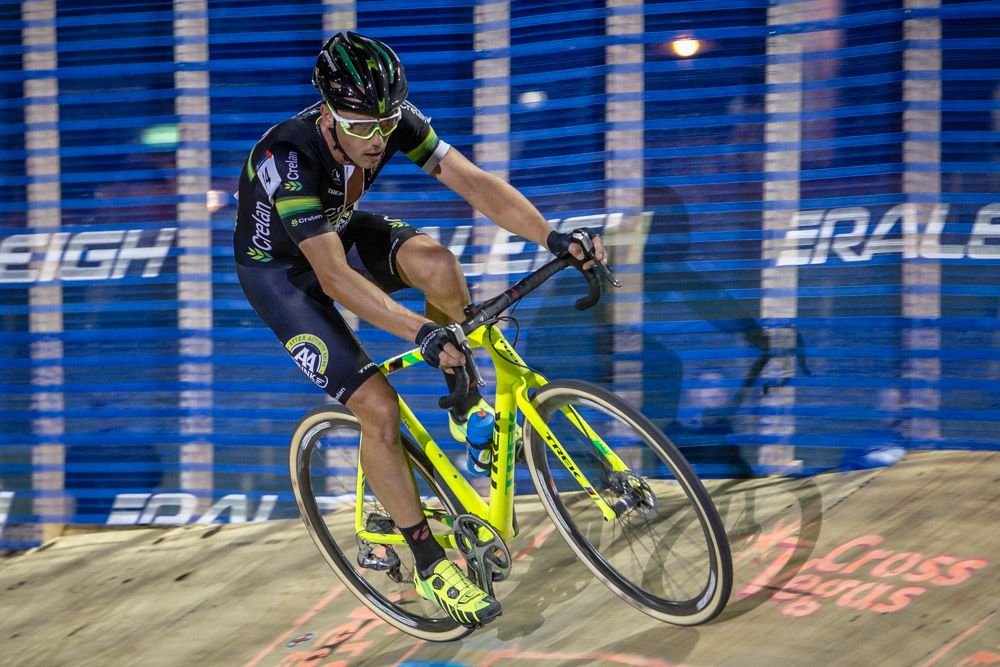 Sven Nys (Crelan) goes high on the banked turn