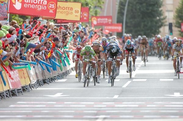 JJ Haedo goes head to head with Mark Cavendish in the sprint.