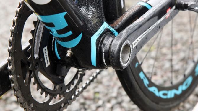 The Campagnolo Super Record EPS battery and brain are installed inside the frame. The charge port is situated on the underside of the down tube