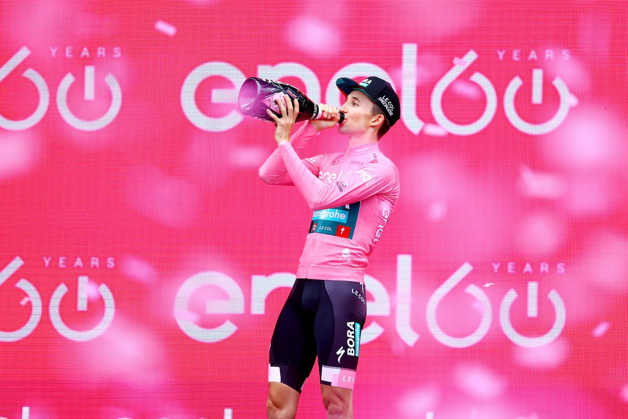 Jai Hindley celebrates winning the 2022 Giro d&#039;Italia