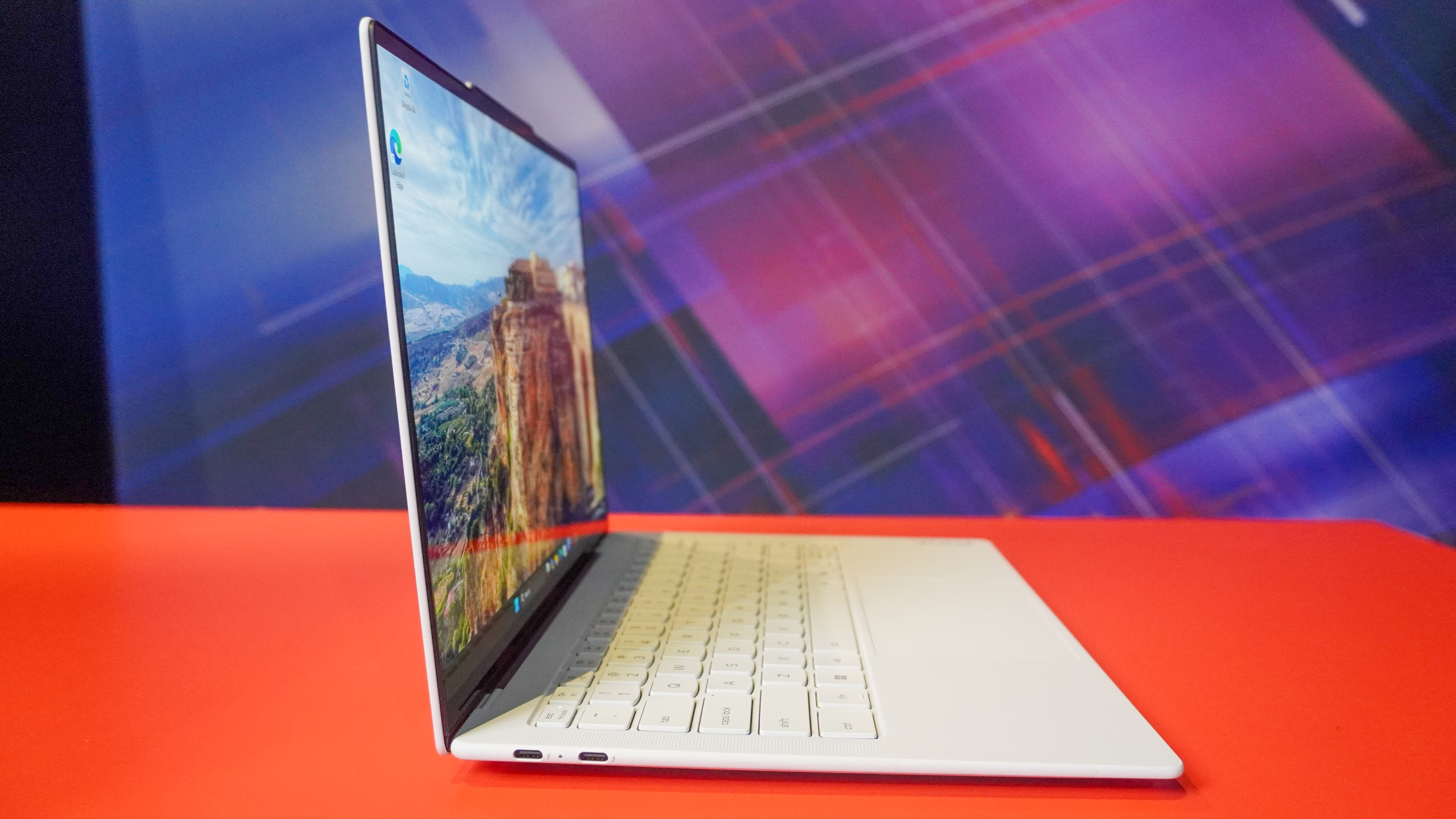 Lenovo Yoga Slim 7i Ultra Aura Edition