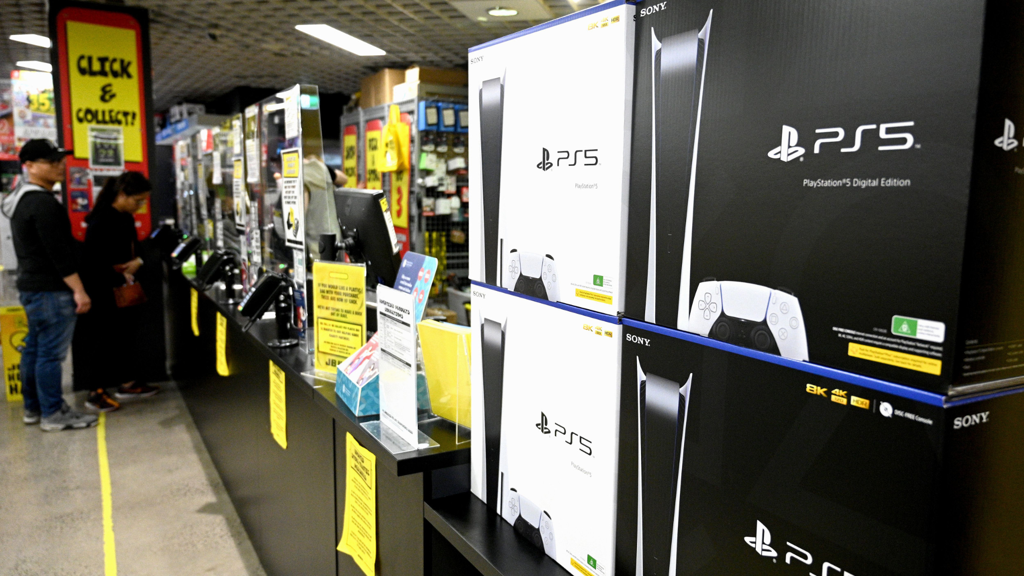 PS5 ir Digital Edition konsolės parduotuvės lentynoje