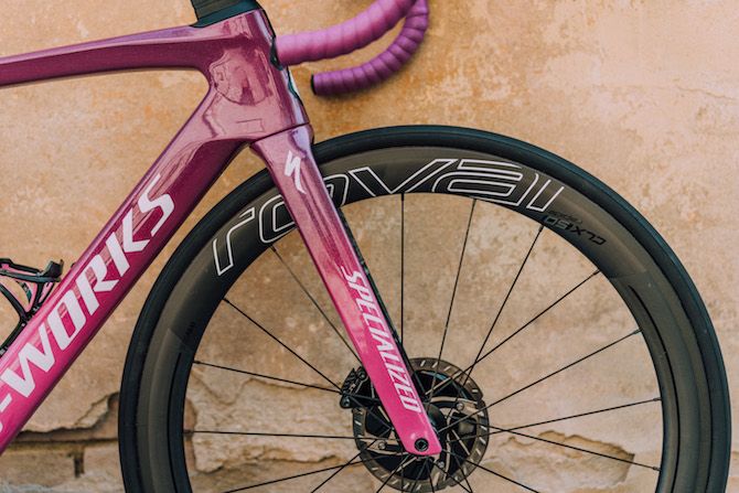 The cyclamen-to-pink fade up close on Pascal Ackermann's custom-painted Specialized Venge