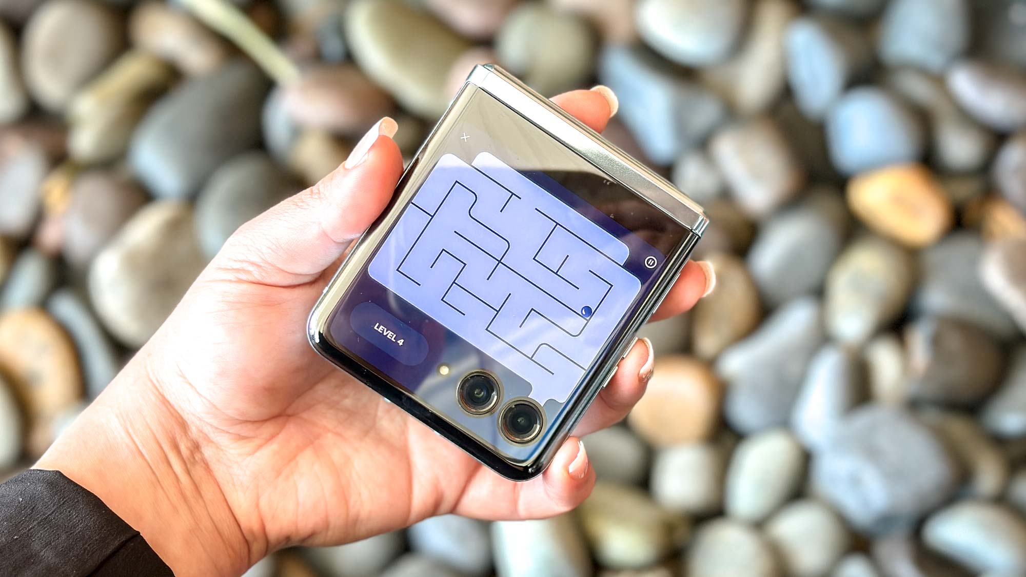 Motorola Razr+ game on the front screen