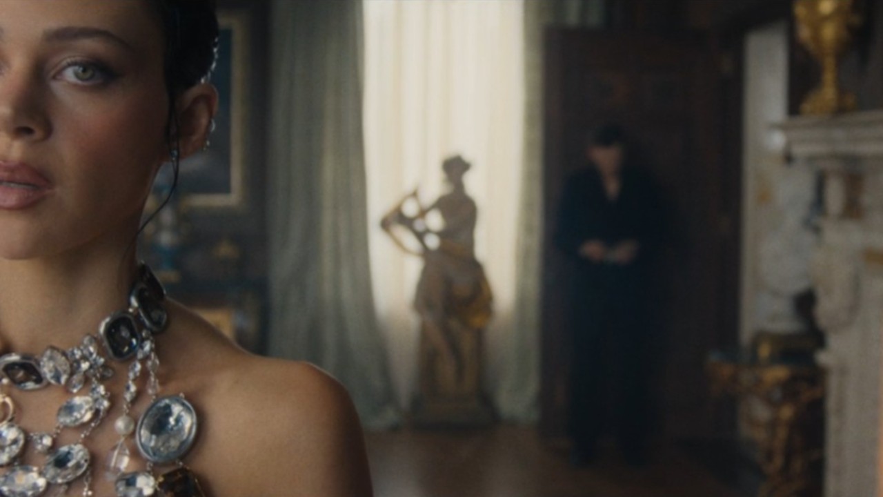 『ザ・ビューティー』でアシュトン・カッチャーの前に立つニコラ・ペルツ・ベッカム。