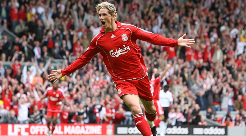 LONDON, UK APRIL 02: Fernando Torres of Liverpool walks off looking  dejected behind Rafael Benitez manager of Liverpool during UEFA Champion  League Q Stock Photo - Alamy