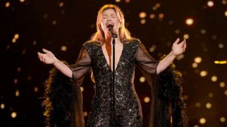 Kelly Clarkson performs on The Voice Season 27 finale.