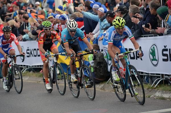 Vincenzo Nibali (Italy) drives the pace early on the final ascent of the Cauberg while Philippe Gilbert (Belgium) and Alejandro Valverde (Spain) wait to pounce.