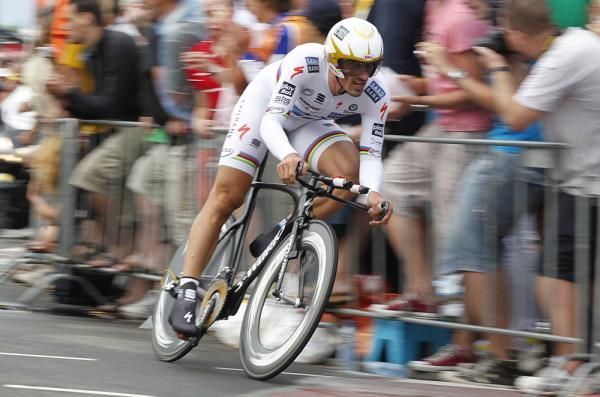 Fabian Cancellara rocketed to the prologue win, helped by roads that dried out for the late starters.