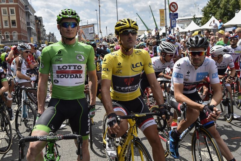 Points leader Andre Greipel and yellow jersey holder Fabian Cancellara on the start line