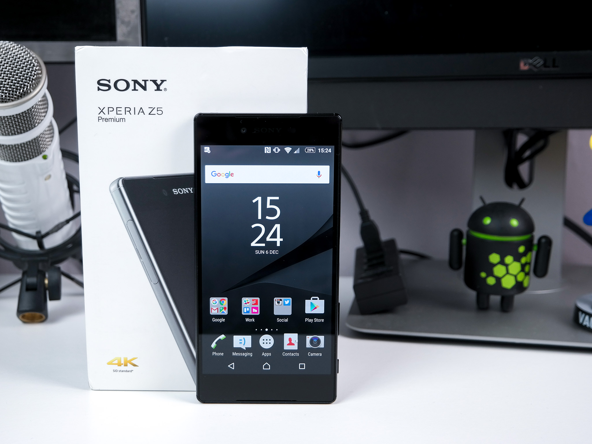 Sony premium. Xperia z5 Premium Box. Sony смартфон 2016. Зарядная станция для Sony Xperia z5 Premium. Топ смартфоны 2016 года.