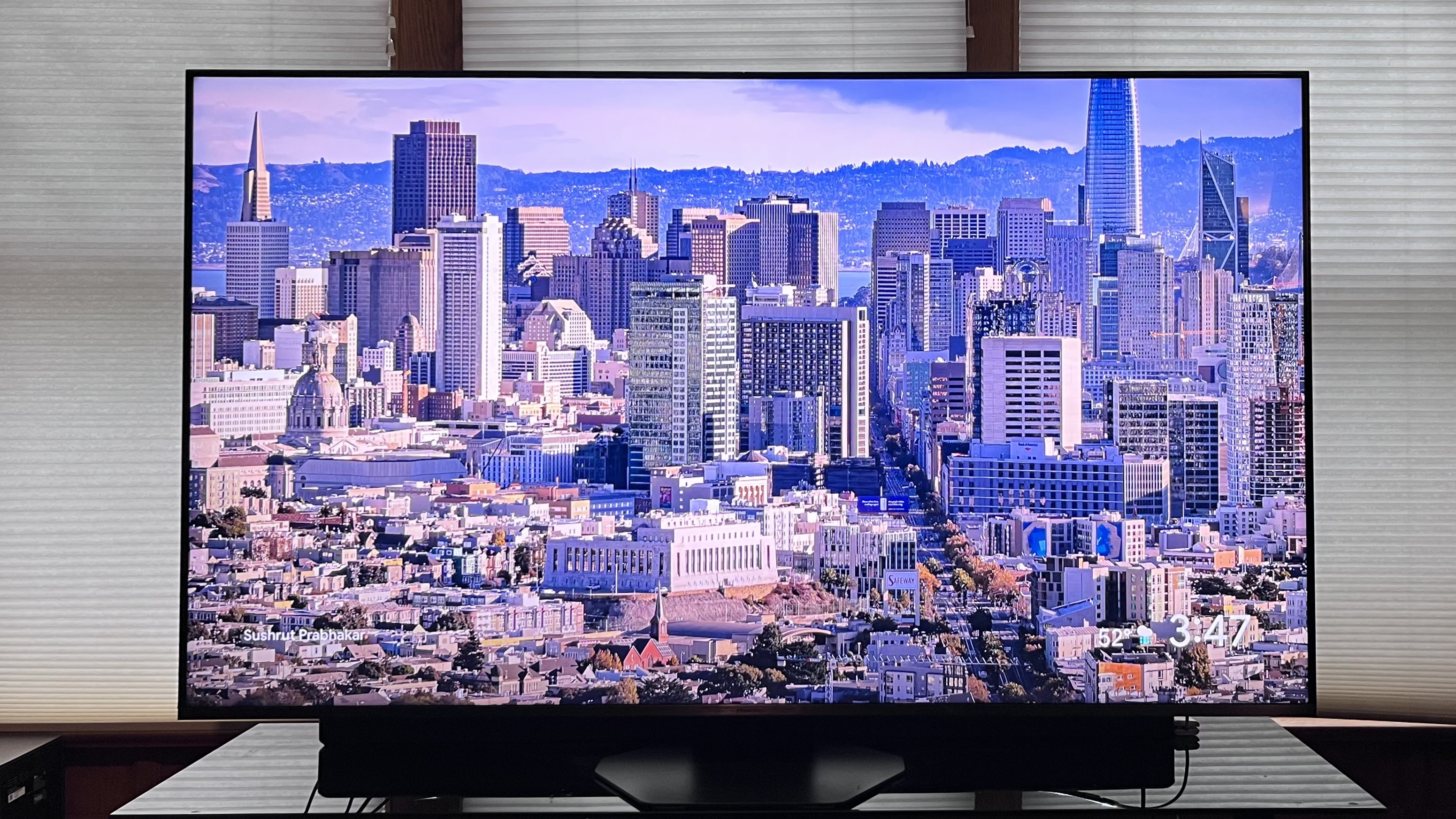 Hisense U8QG showing image of city