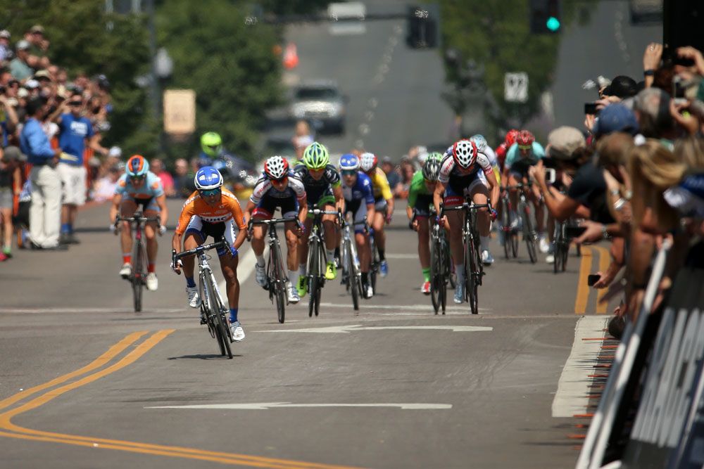 Bunch sprint for the finish in Denver