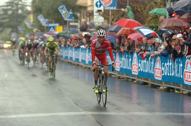 Patrik Sinkewitz just holds off the bunch