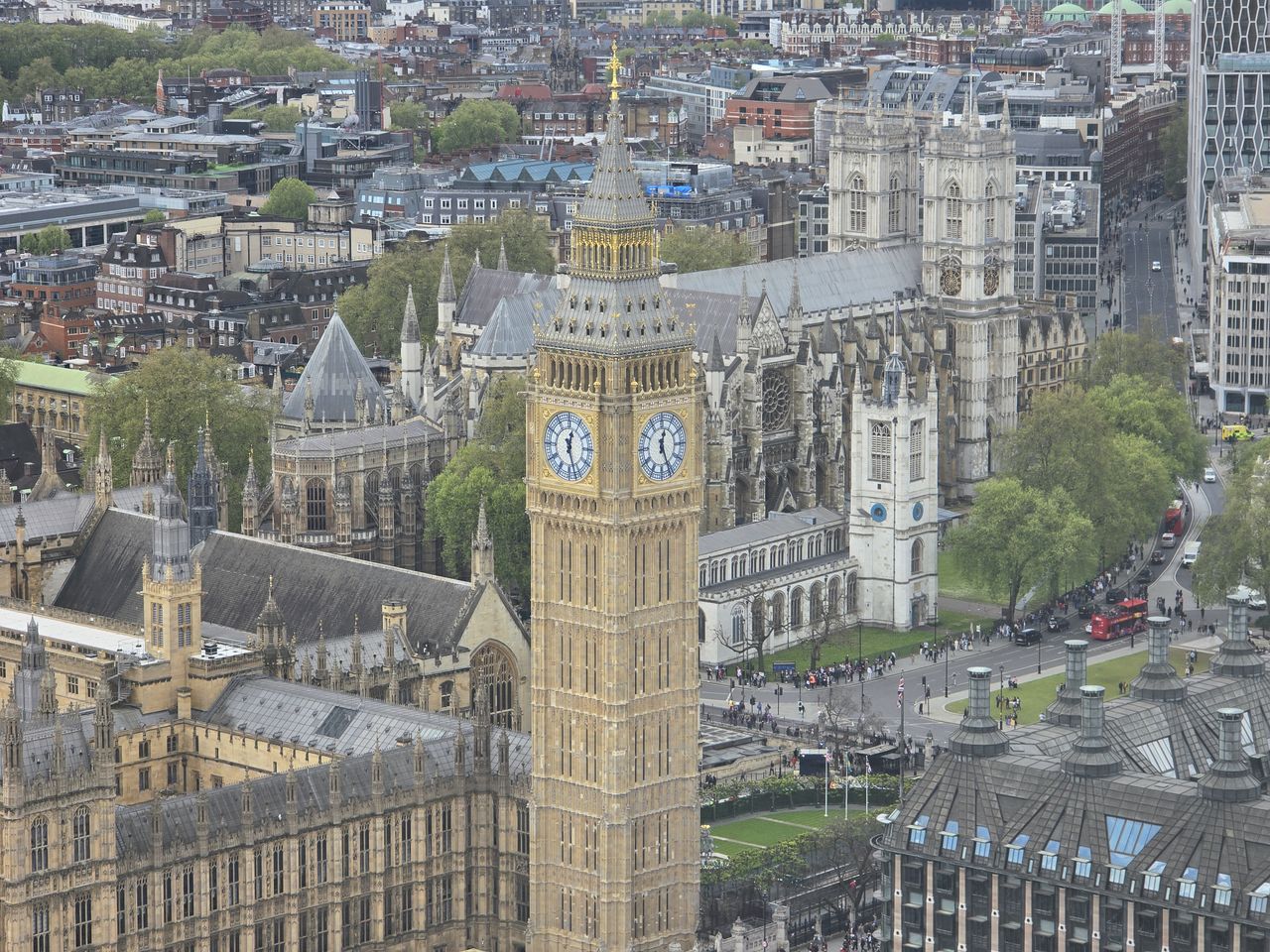 iPhone 15 Pro Max vs. Galaxy S24 Ultra vs. Pixel 8 Pro London Eye photos