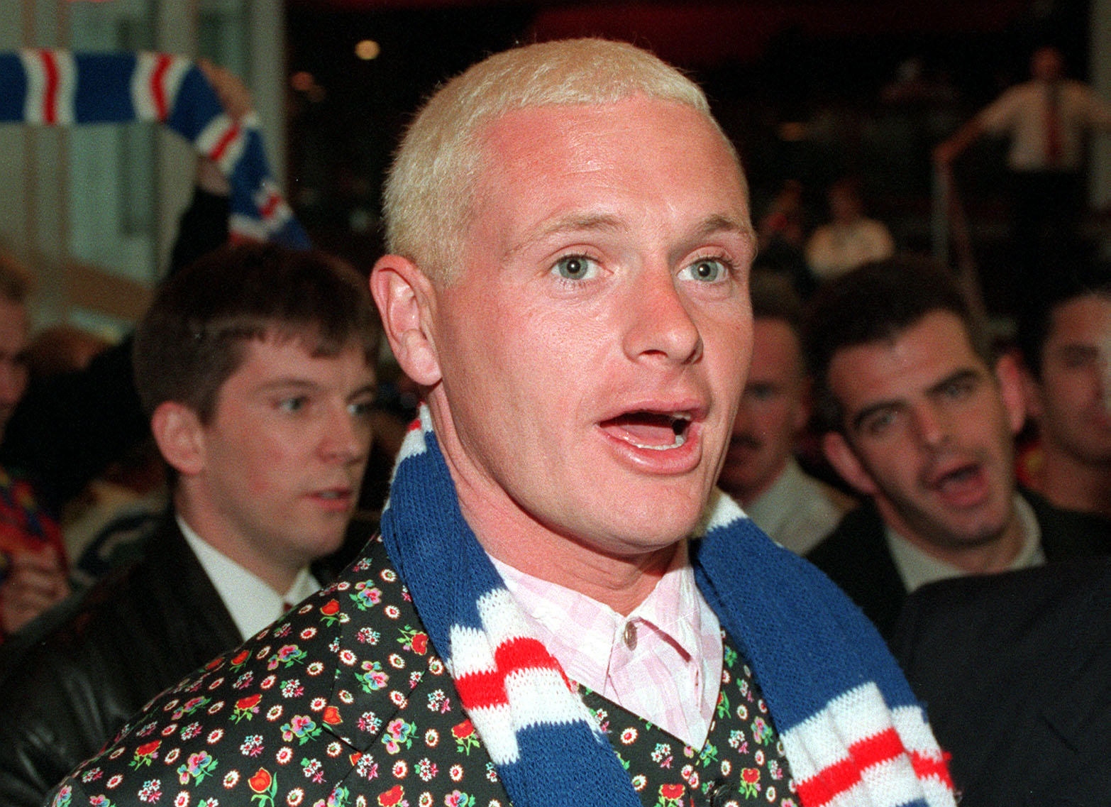 Paul Gascoigne saluta i tifosi all'aeroporto di Glasgow dopo aver firmato per i Rangers dalla Lazio, giugno 1995