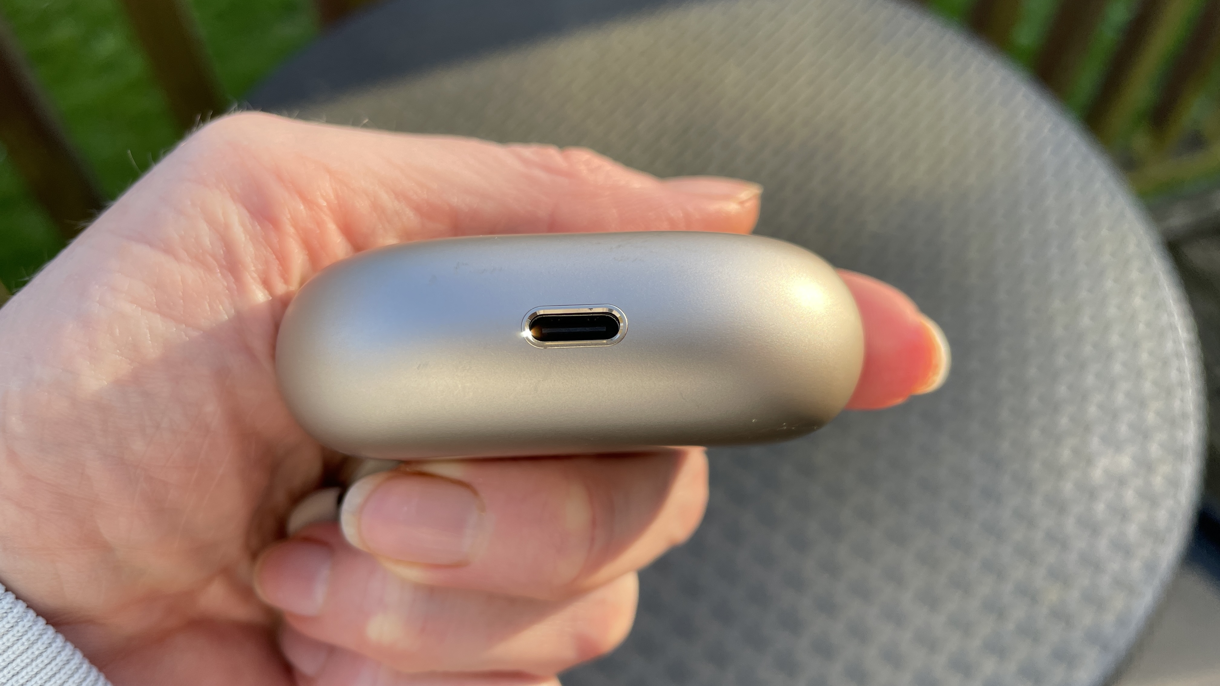 سماعات Huawei FreeBuds Pro 5 في الخارج، بالقرب من بعض أزهار النرجس البري، في شمس الظهيرة