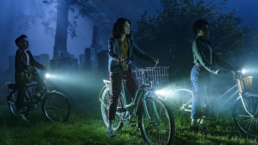 Lilly, Rich and Ronnie biking through cemetery in the dark in IT: Welcome to Derry Ep 3