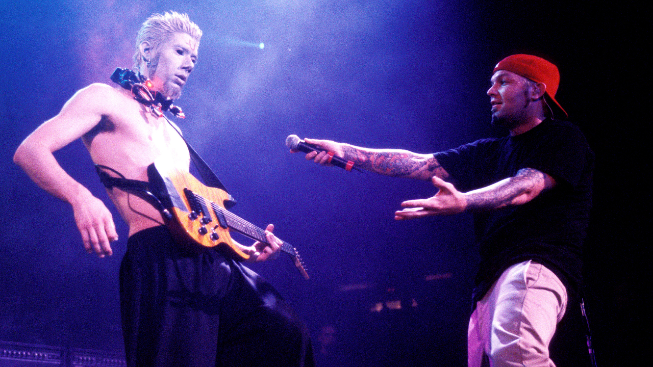 Fred Durst and Wes Borland on stage in 1999